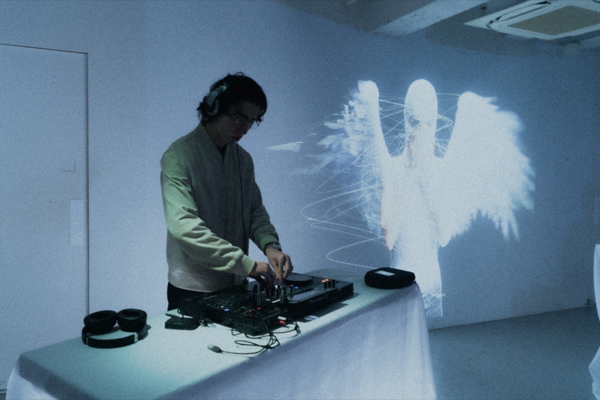 Vol.01 — DJ with projection