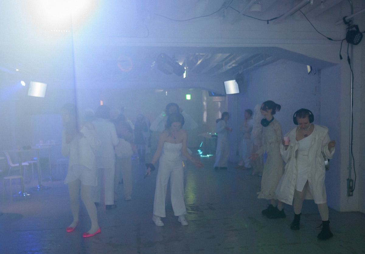 Vol.01 — crowd in white, fog